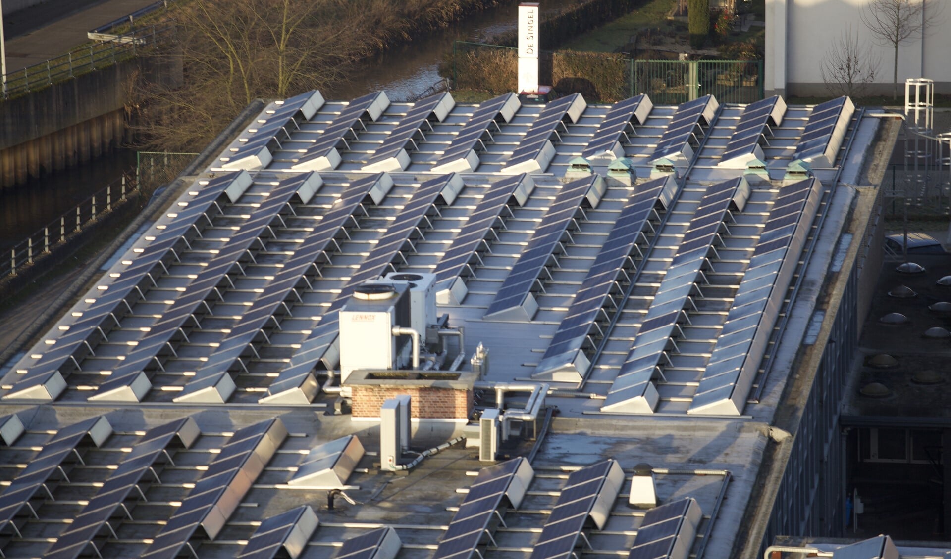 Grote bedrijfsdaken met zonnepanelen dragen bij aan de opgave voor meer duurzame energie.