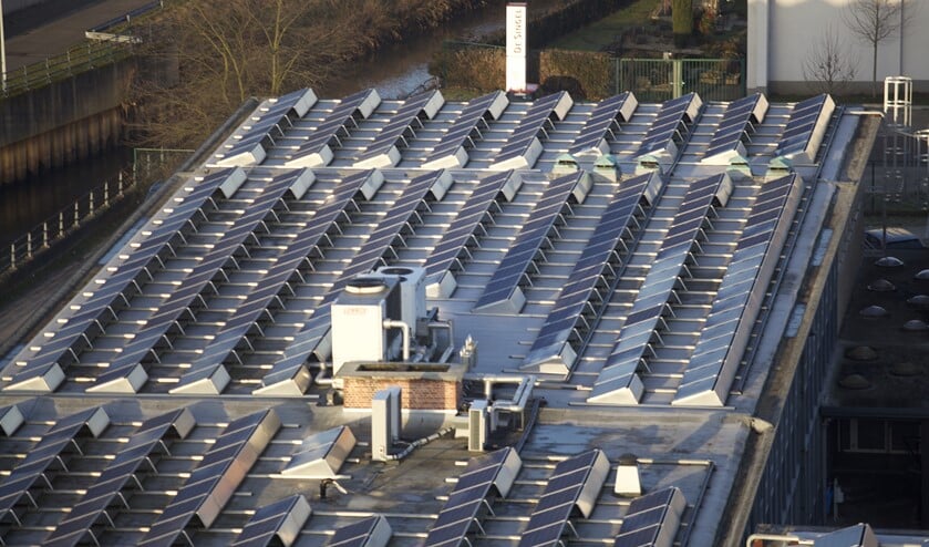 <p>Grote bedrijfsdaken met zonnepanelen dragen bij aan de opgave voor meer duurzame energie.</p>