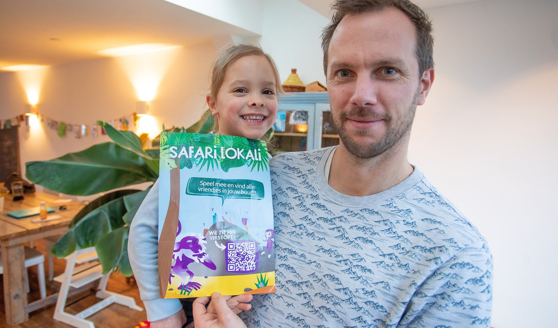 Leendert van Gaalen en zijn dochter Mira met de Safari Lokali poster.