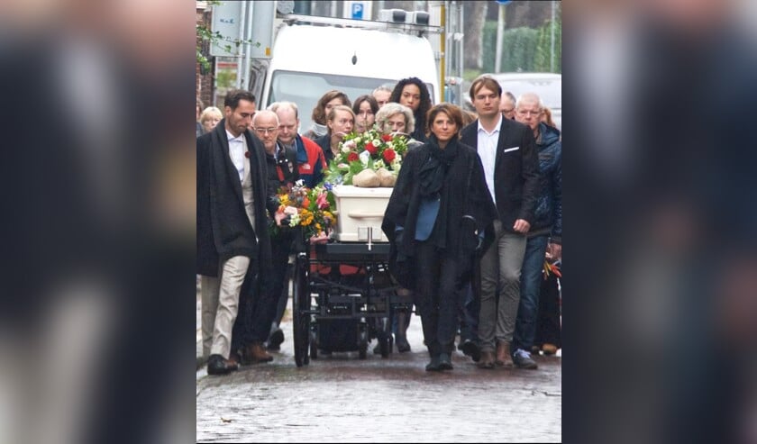 <p>In november vorig jaar begeleidde Monique Houtzager de uitvaart van Dick Rozendaal, een bekende inwoner van Muiden. Zij ontving haar eerste felicitatie voor het behalen van het keurmerk van deze familie: “Monique, we zijn blij dat we Dick met jouw steun zo’n mooi waardig indrukwekkend afscheid hebben kunnen geven. We delen dit graag met anderen. Gefeliciteerd met het behalen van het kwaliteitskeurmerk, je hebt het verdiend!” </p><p><br></p>