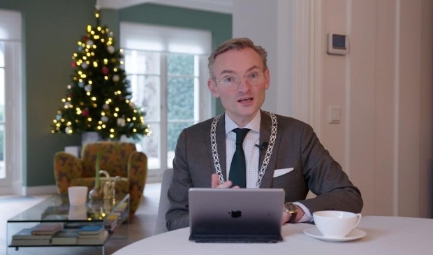 <p>Burgemeester Nanning Mol heeft digitaal de inwoners van Laren toegesproken voor het nieuw jaar.</p>