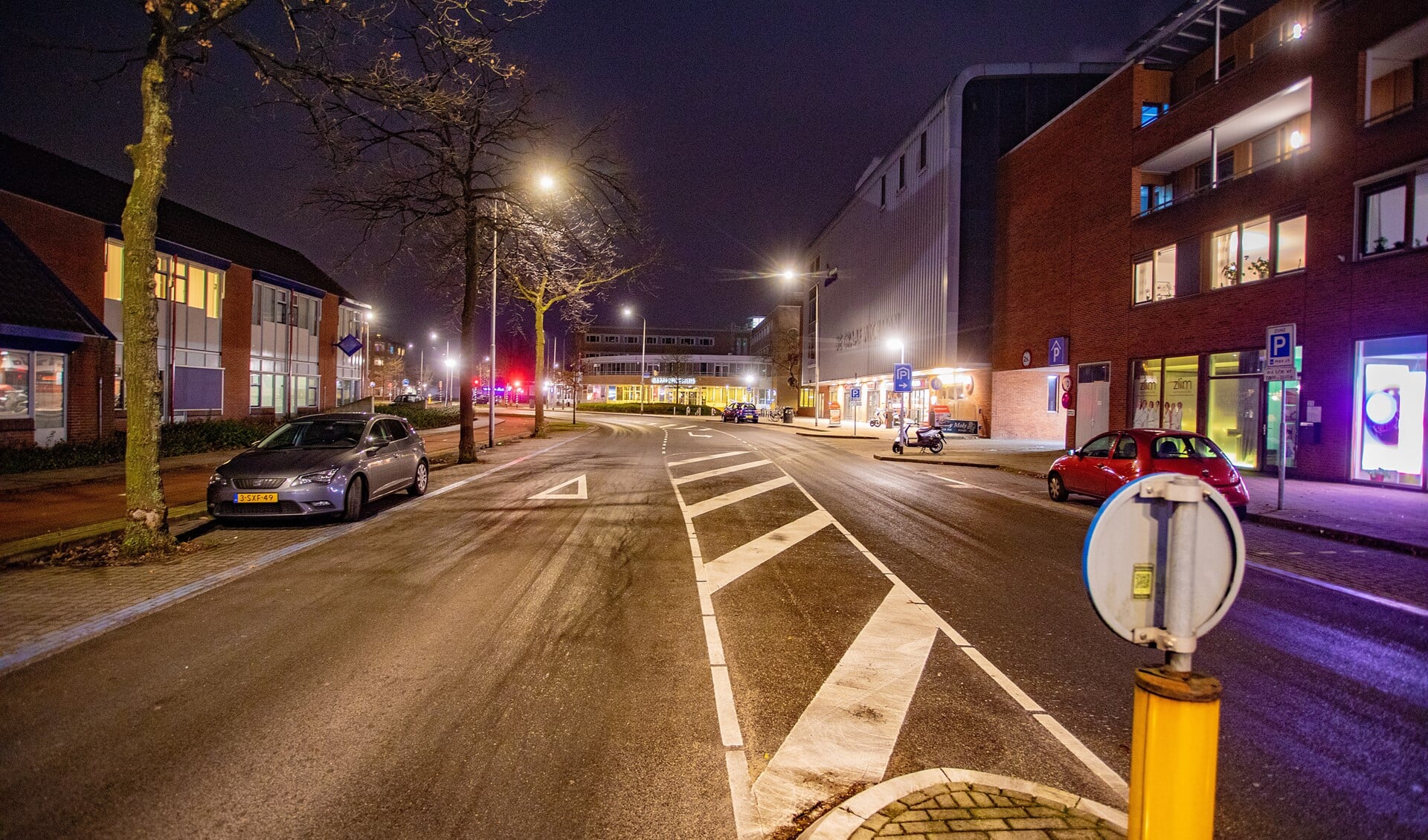 Tijdens de avondklok is het stil op straat in Huizen.