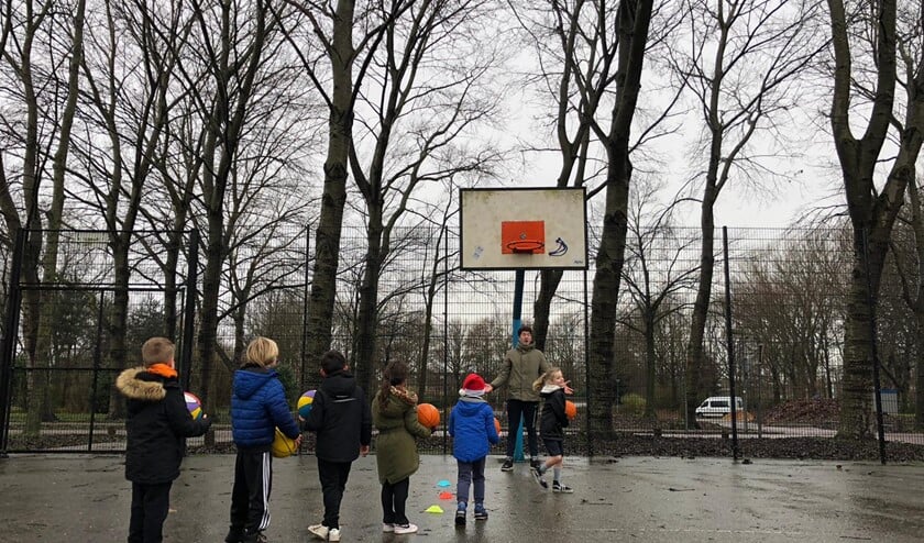 Basketballen is een van de vele activiteiten.