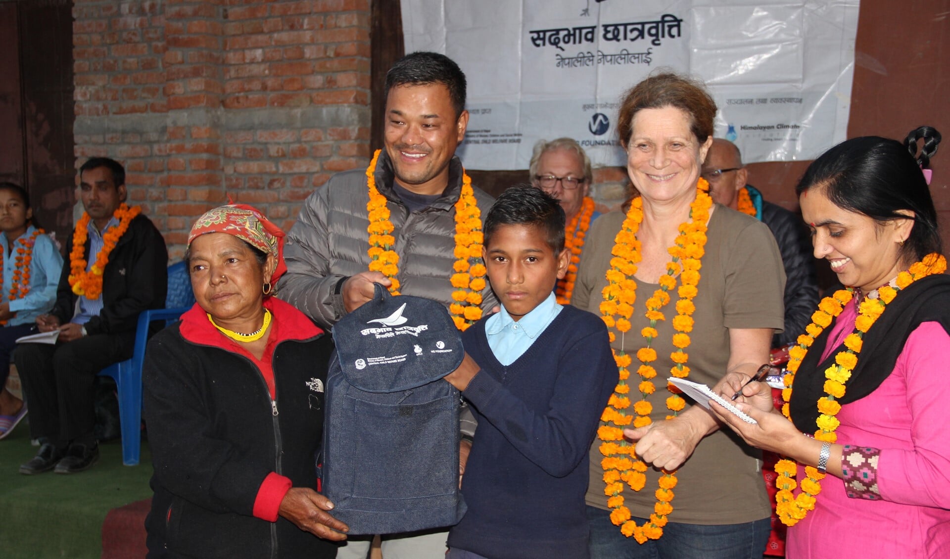 Petra Vosters deelt schoolartikelen uit aan kinderen in Nepal.