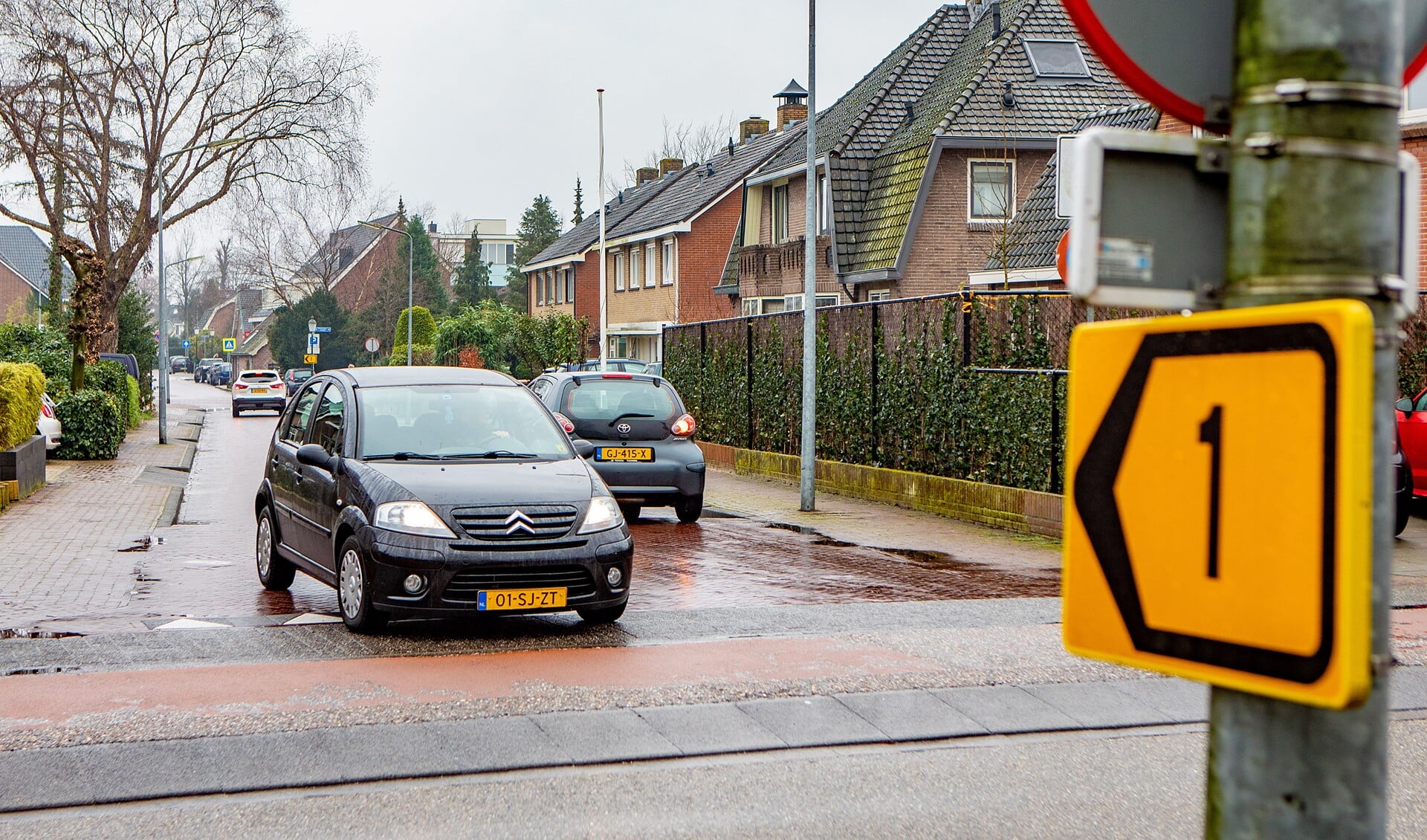 Het omleidingsbordje voor verkeer richting de Tuinstraat, dat eigenlijk alleen voor zaterdag geldt, maar doordeweeks ook zichtbaar is.