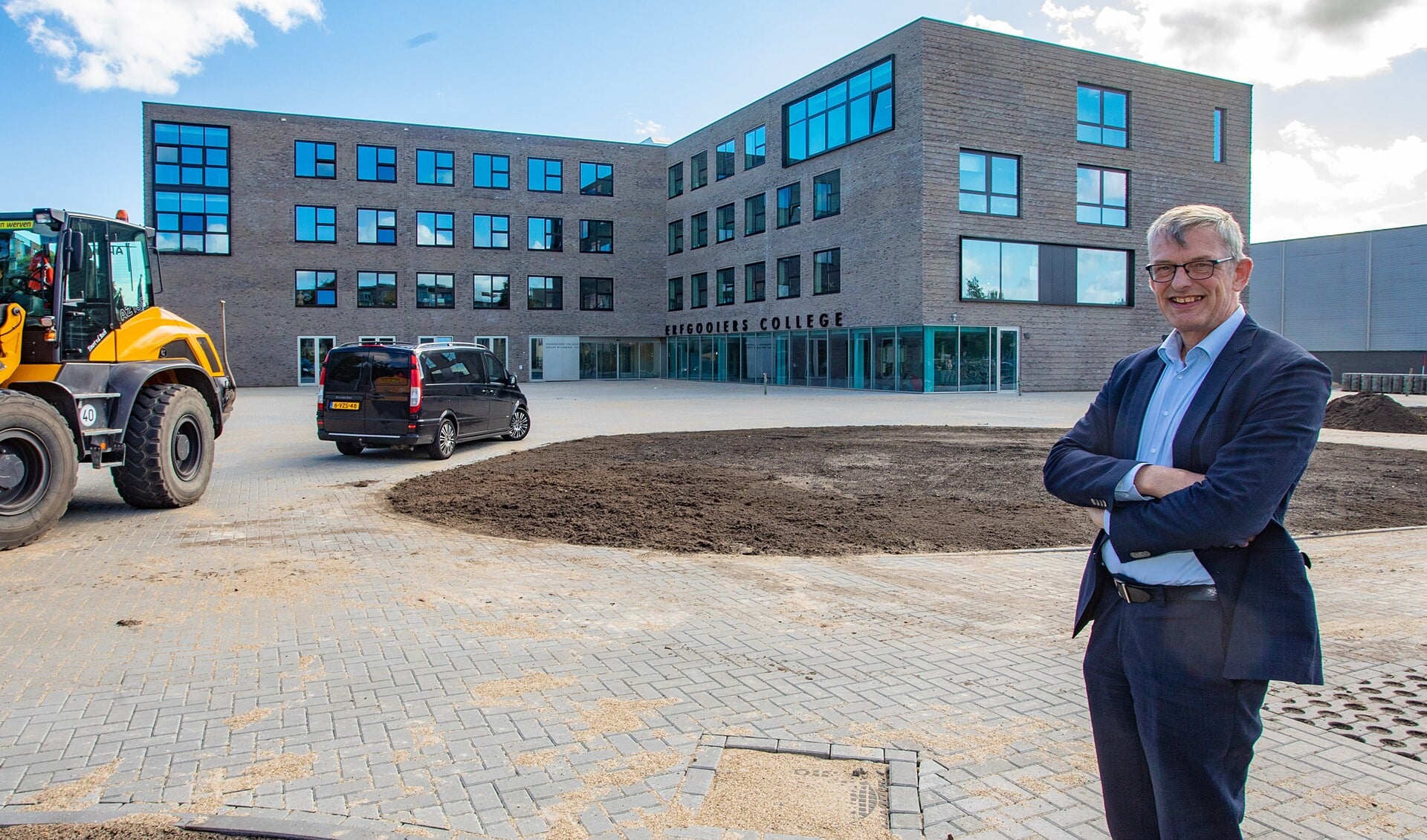 Jaap Augustijn ziet uit naar de dag dat het nieuwe schoolplein met meubilair en begroeiing in gebruik wordt genomen.