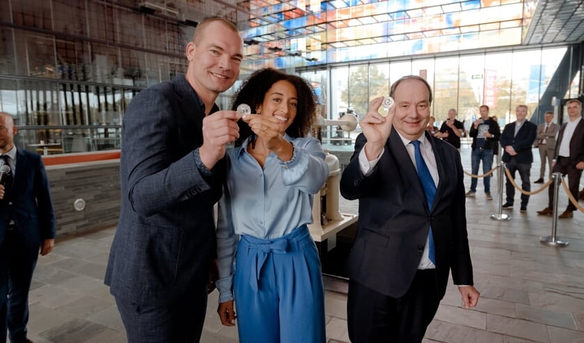 <p>Staatssecretaris Hans Vijlbrief van Financiën en NOS Jeugdjournaal-presentatoren Evita Mac-nack en Joris Marseille hebben de eerste herdenkingsmunt geslagen ter ere van 40 jaar NOS Jeugdjournaal. </p>