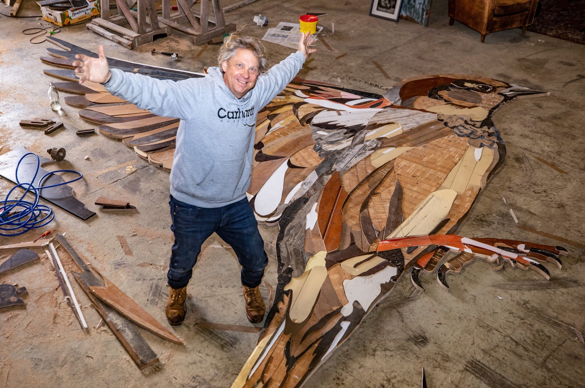 Diederick Kraaijeveld naast zijn Mus, die vanaf nu te zien is op het gebouw van De Riebeeckgalerij.