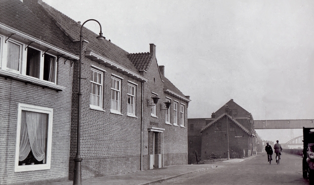 <p>Het bureau van de Rijkspolitie Diemen aan de Muiderstraatweg 13, circa 1954.</p>