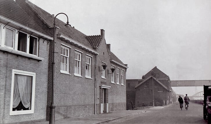 Het bureau van de Rijkspolitie Diemen aan de Muiderstraatweg 13, circa 1954.