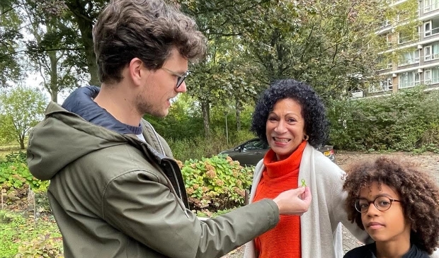 <p>Roel Niessen, Joan Dest en haar kleinzoon Mika.</p>
