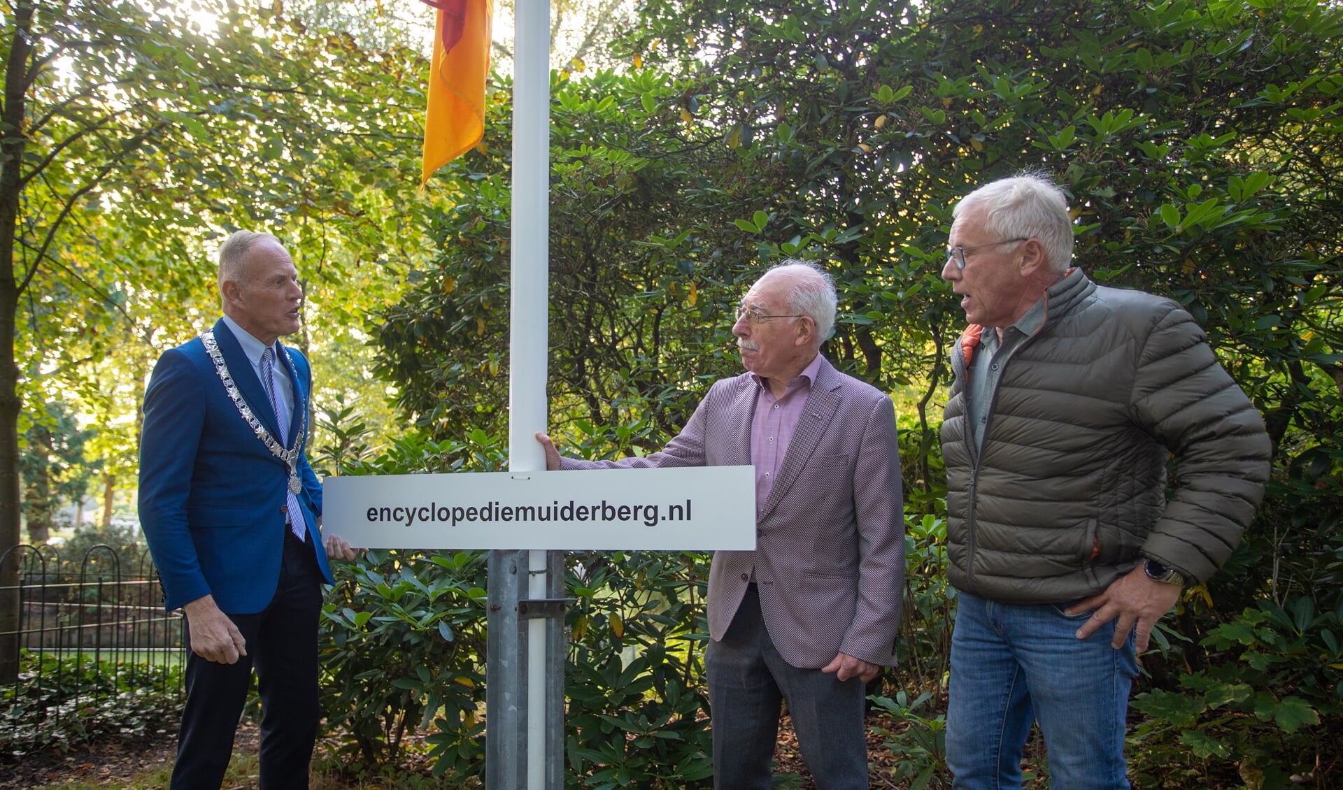 Burgemeester Han ter Heegde met Harry Mock en Peter Wegman (r): www.encyclopediemuiderberg.nl