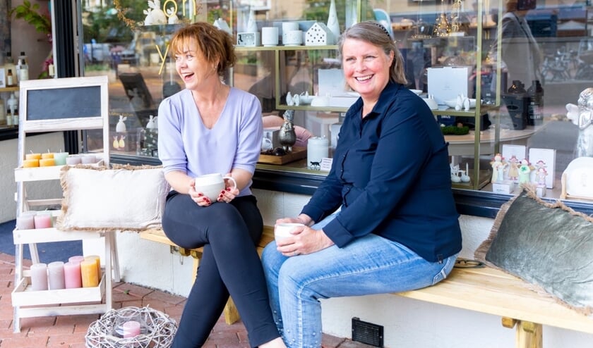 <p>Susanne (l) en Carolien voor de winkel aan het Julianaplein.</p>
