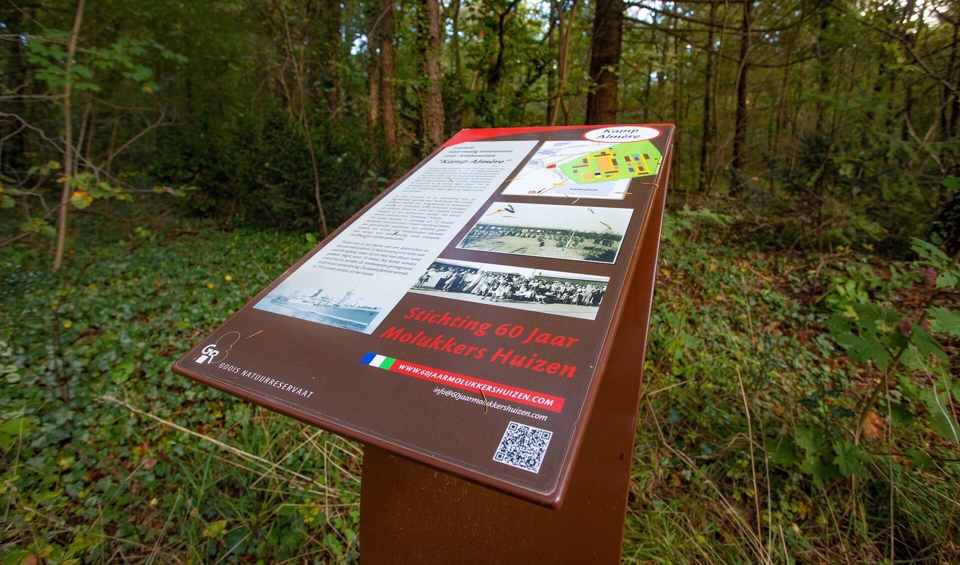 De plaquette ter herinnering aan Kamp Almère dat bij de Oud Bussummerweg in het bos lag en waar Molukkers werden opgevangen.