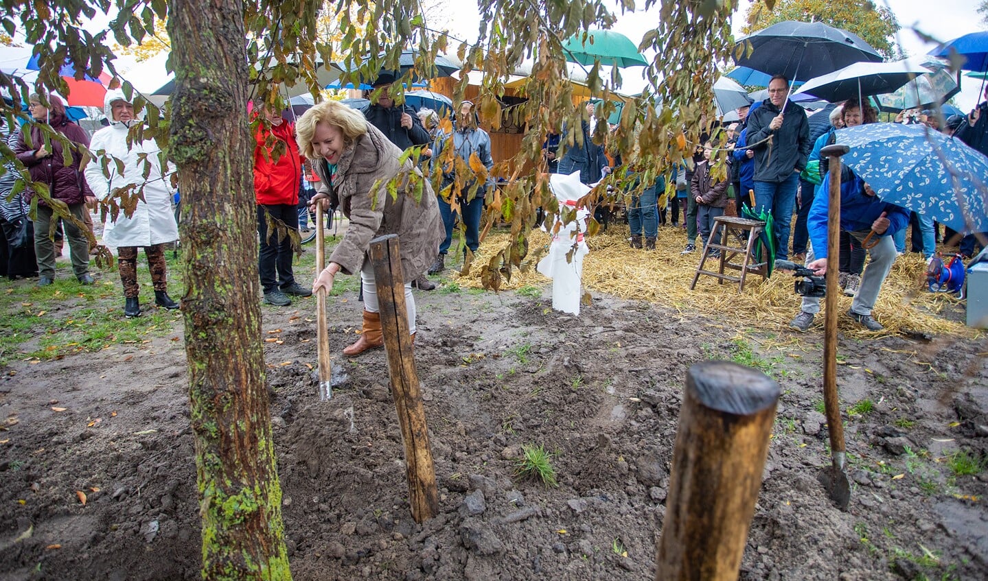 Wethouder Marlous Verbeek opende het park door een boom te planten.