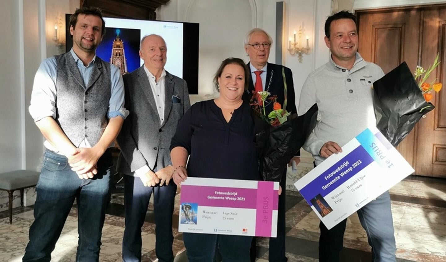 De jury met de Ronald Uljee en Inge Smit. Op de achtergrond de winnende foto.