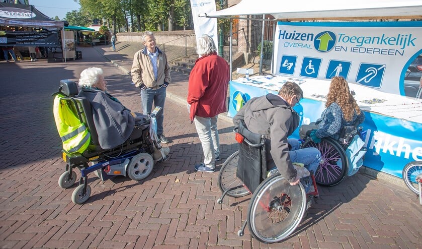 <p>Het toegankelijkheidspanel stond zaterdag met een kraam op de markt.</p>