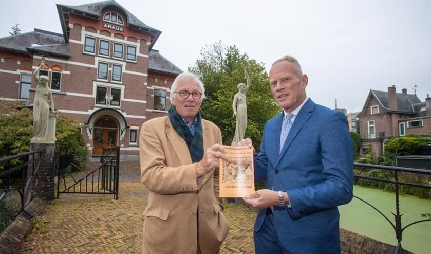 <p>Jan Vollers, voorzitter TVE, en burgemeester Han ter Heegde (r).</p>