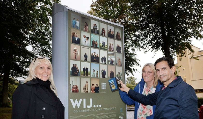 <p>Wethouder Maarten Hoelscher bij een van de grote borden bij de buitententoonstelling in Hilversum.</p>