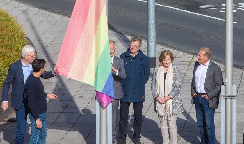 <p>Het Huizer college hijst de progressvlag bij het gemeentehuis.</p>