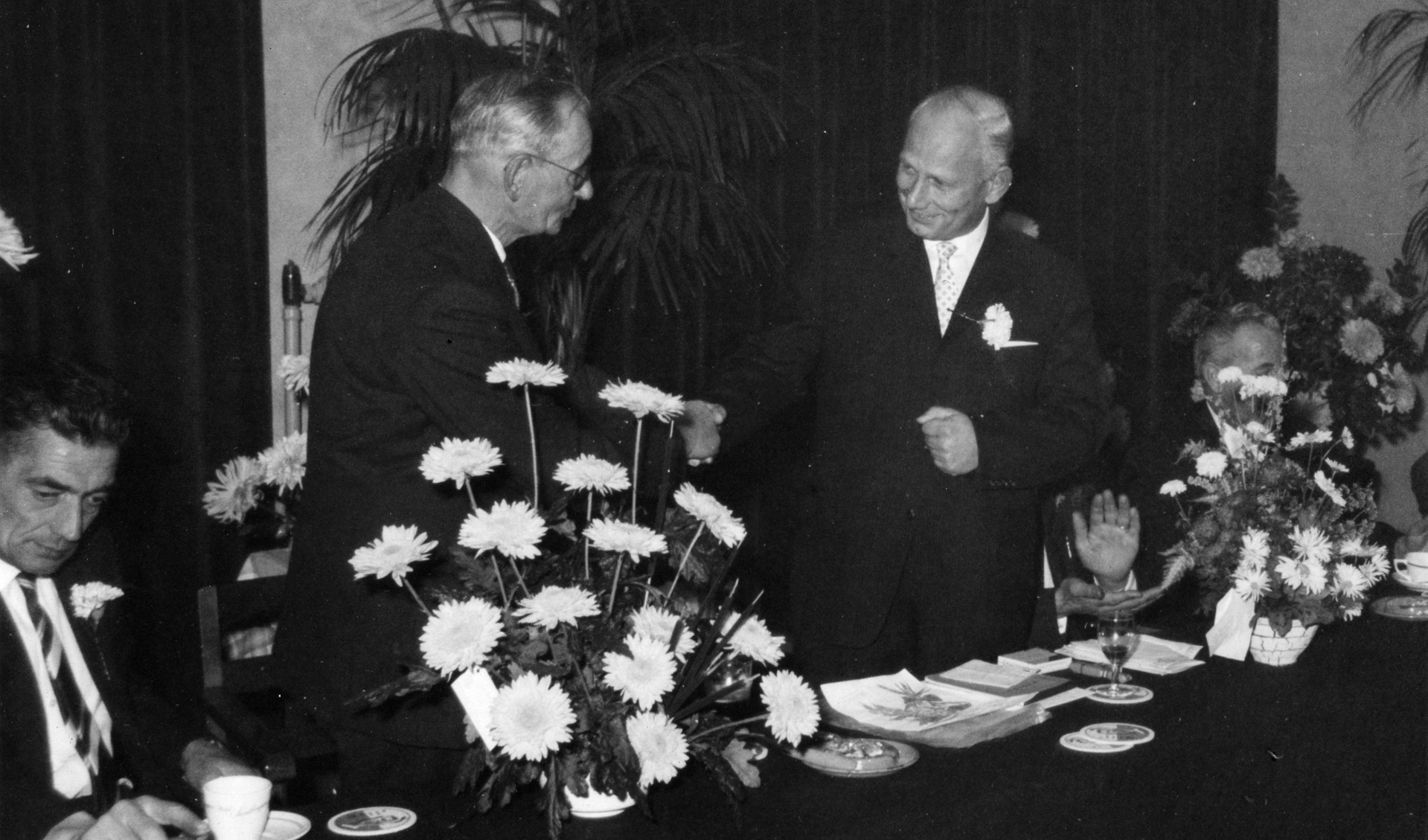 Twee voorzitters: Evert van Hunnik (voorzitter tussen 1931 en 1958) en zijn opvolger Cor Noom, voorzitter tot 1981.