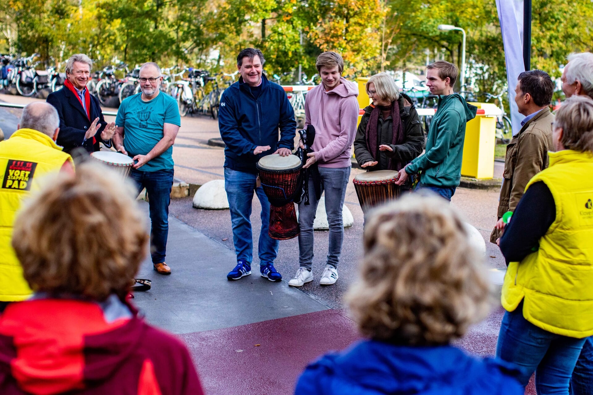 Wethouder Floris Voorink en Karin Kos van het Goois Natuurreservaat verrichtten de officiële openingshandeling. 