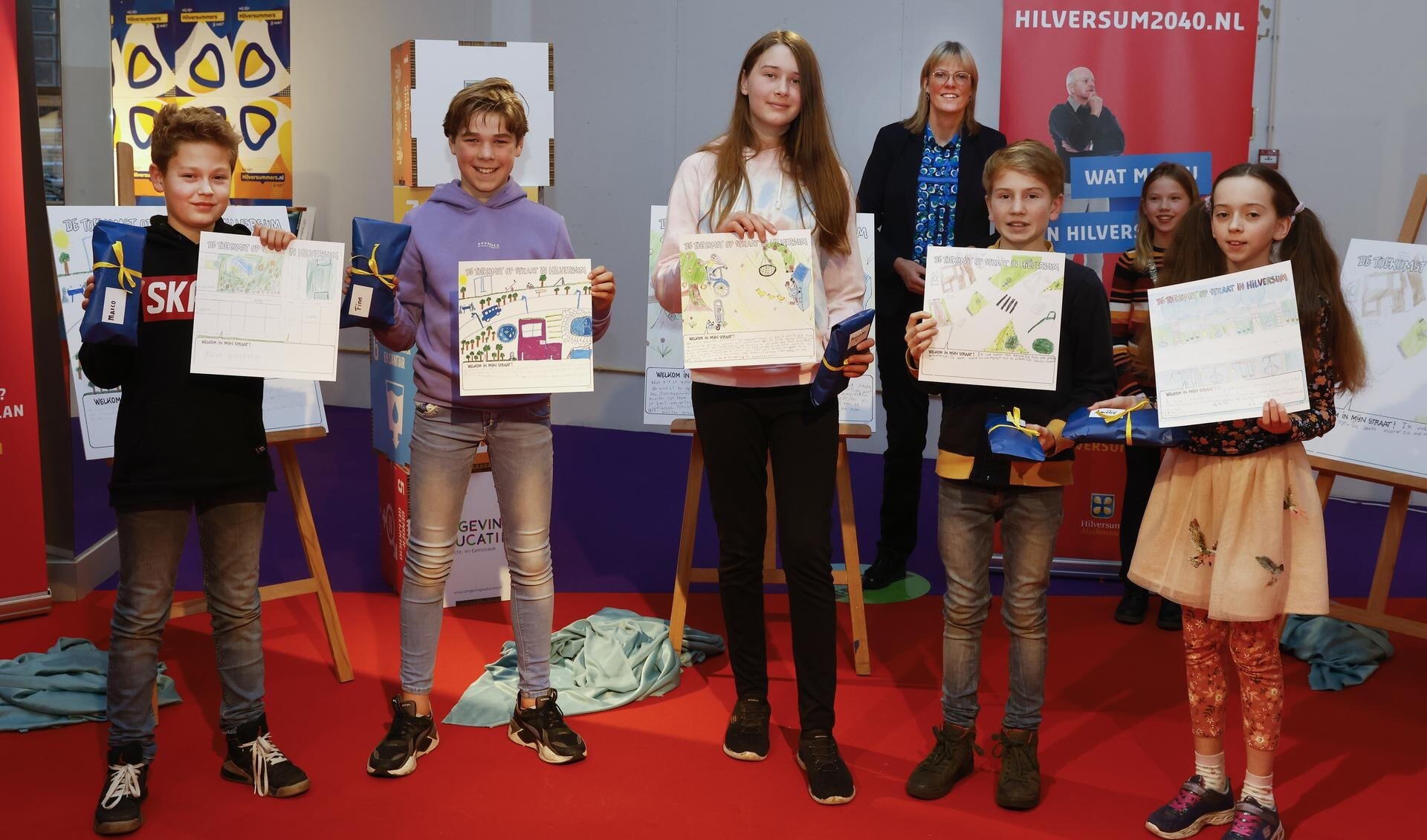 Van links naar rechts: Marco, Finn, Mirjam, Ingmar en Amelie vielen in de prijzen met hun tekeningen over de toekomst van Hilversum.
