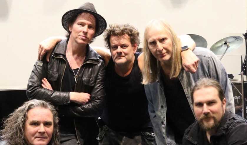 <p>De band anno 2021. Rechts op de achterste rij met het blonde haar bandleider Ton Scherpenzeel.</p>