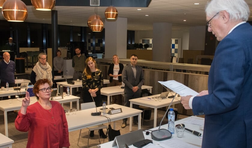 <p>Katinka Hilders-van de Wetering is sinds gisteravond wethouder in Weesp. Hier wordt ze beëdigd.</p>