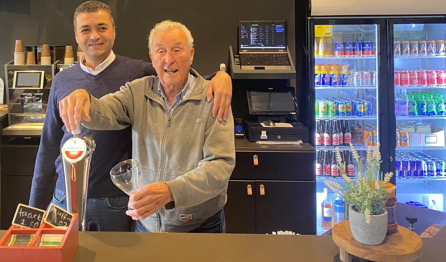 Statushouder Ismael samen met opa Fred.