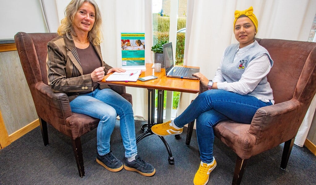 Nicole Wendt (l) en Nada Rashrash van Versa Welzijn zijn trots op ‘Huiswerkbegeleiding voor ouder en kind’.
