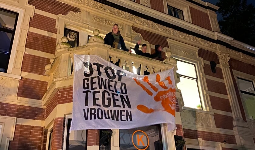 <p>De onthulling van de vlag. </p>