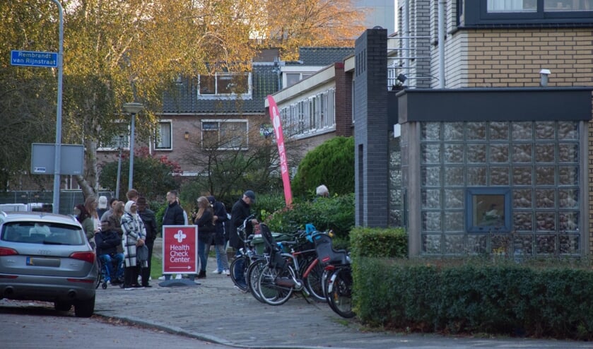 <p>Er stond de afgelopen week een rij voor de teststraat in Weesp.</p>