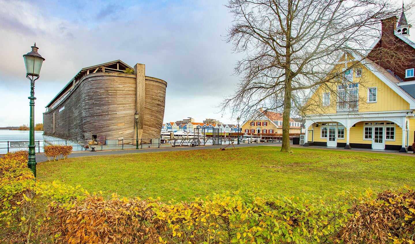 De reusachtige Ark ligt afgemeerd in het Nautisch Kwartier in Huizen.
