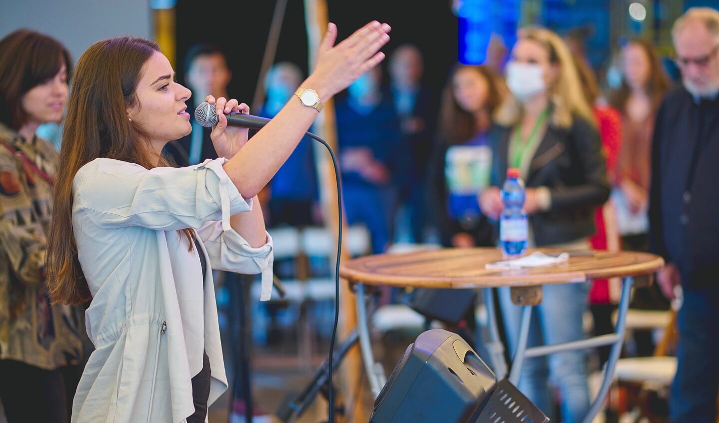 Danai Groenesteijn is één van de worship leaders van de International Church The Garden