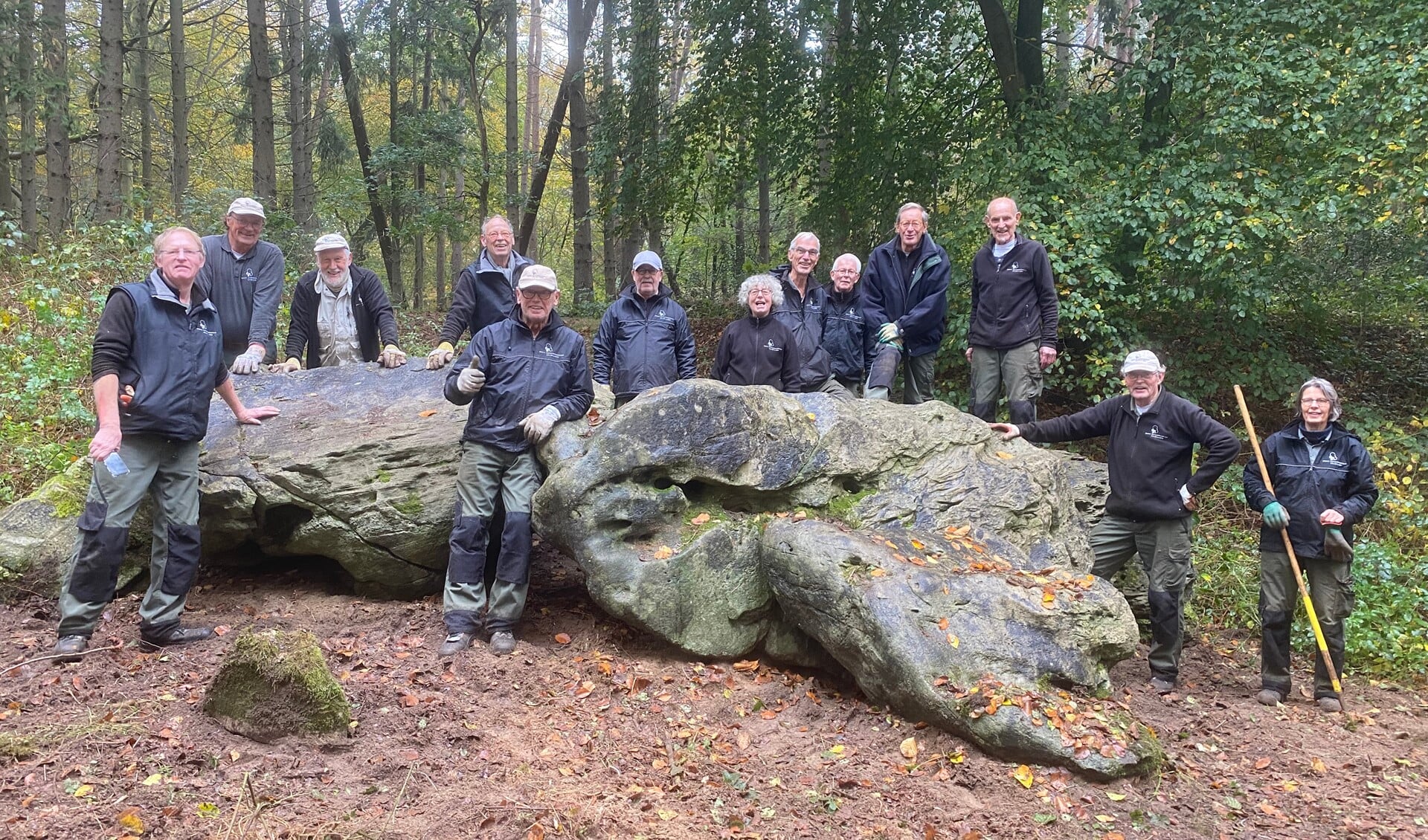 De vrijwilligers van de Natuurwerkgroep bij het schoongemaakte aardkundig monument.