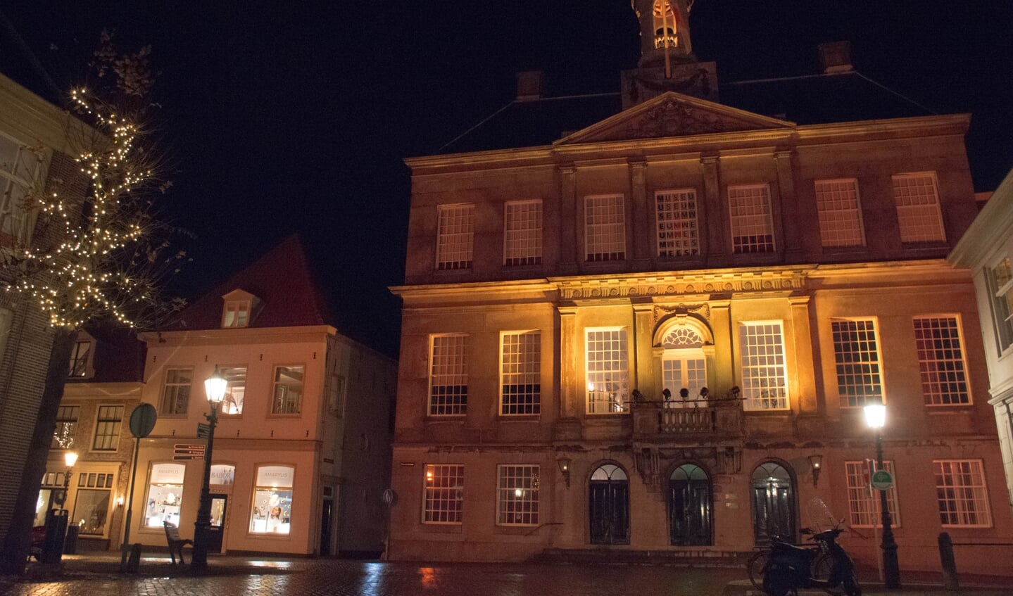 Onder andere bij het stadhuis werden oranje lampen opgehangen.