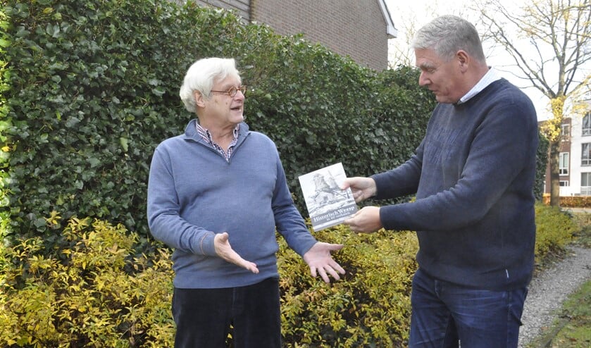 <p>Adri de Bruijn (r) van Enter Media overhandigd het boek, vers van de pers, aan Cees Pfeiffer van de Historische Kring Weesp.</p>