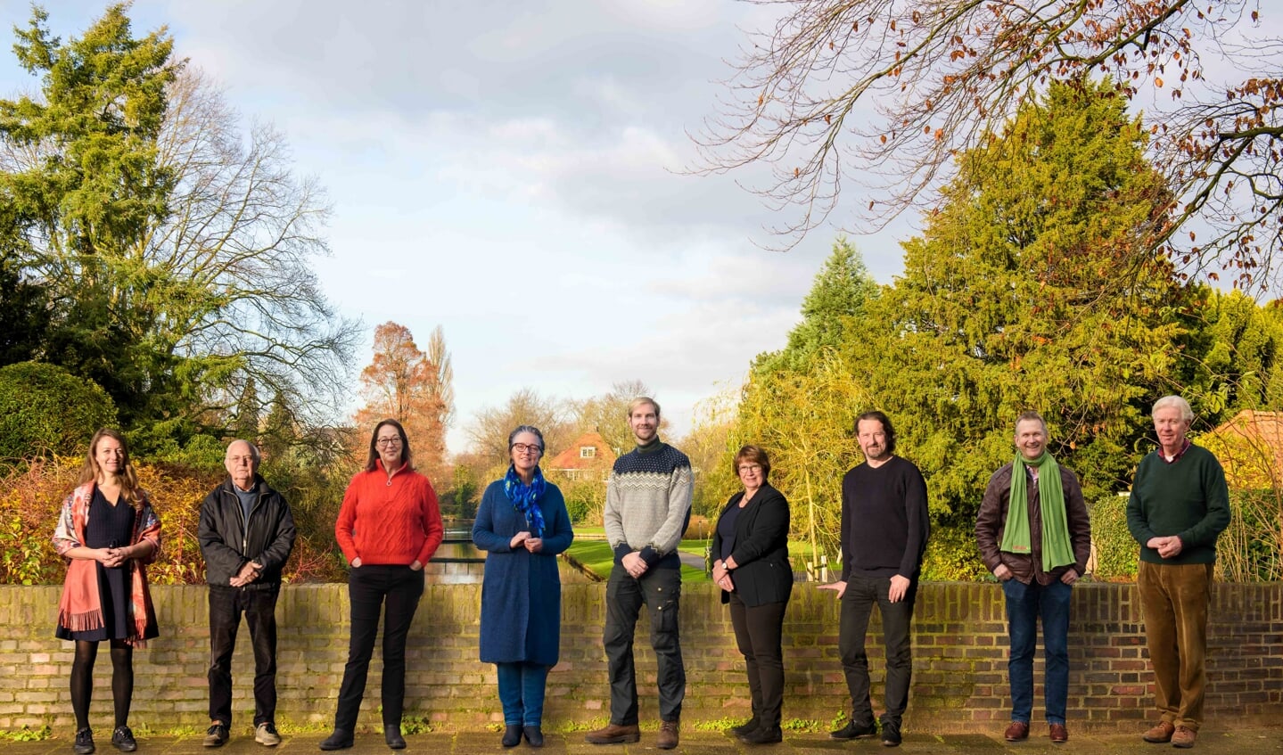 De groepsfoto is gemaakt op basis van tien losse foto’s. Dit in verband met de coronamaatregel van het afstand houden. V.l.n.r.: Helena Blüm (4), Maarten Nederhorst (7), Petra Vonk (3), Barbara Boudewijnse (1), Erik Stapper (5), Mouis Blans (8), Freek Vos (2), Daan Heineke (6) en Krik van Zwet (9).