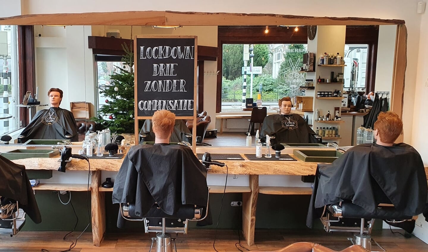 Mensen schrikken zich een hoedje als ze bij Coen Saloon plotseling 'mensen' in de stoel zien zitten.