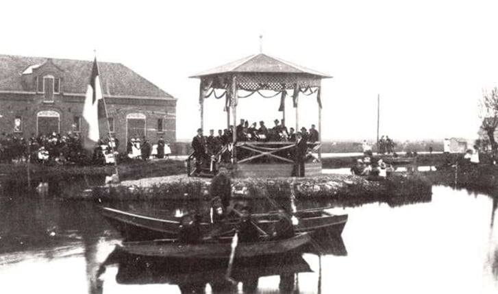 Punt van de Sniep met muziektent waarin het Diemer fanfarekorps een concert geeft. Foto genomen vanaf de oostelijke zijde van het Weesper jaagpad (thans de Prins Hendrikkade). Aan de overkant van het water de Muiderstraatweg.(1906)