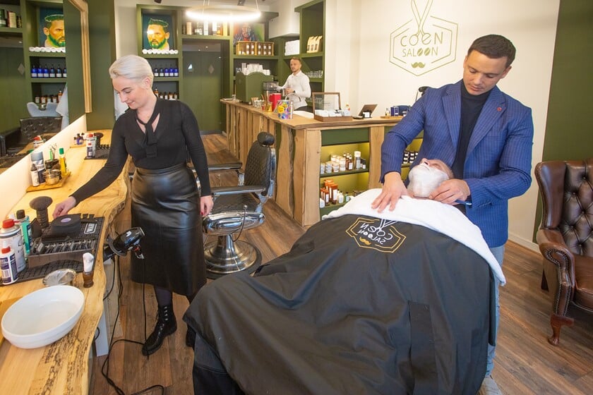 In barbershop Coen Saloon worden mannen in de watten gelegd.