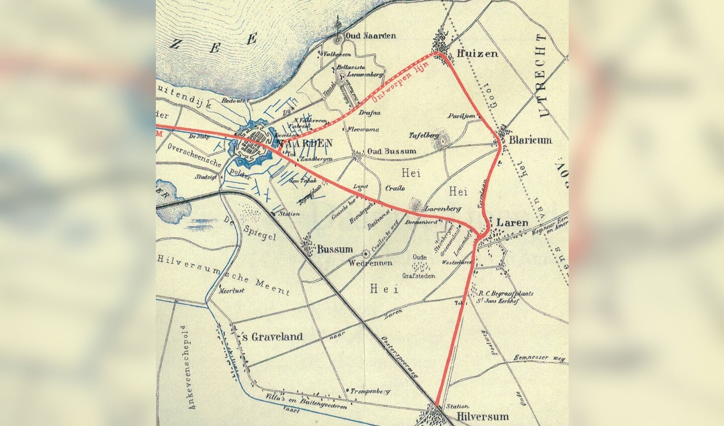 In rood een deel van de tramlijn. Bussum is nog niet verbonden met Naarden en het traject Naarden – Huizen is ontworpen, maar nog niet aangelegd.