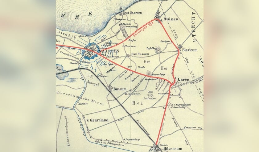 In rood een deel van de tramlijn. Bussum is nog niet verbonden met Naarden en het traject Naarden – Huizen is ontworpen, maar nog niet aangelegd.