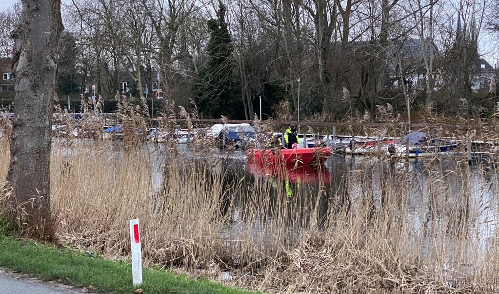 Afgelopen weekend zocht een team met een zoekhond onder andere het water aan het begin van de Utrechtseweg af.