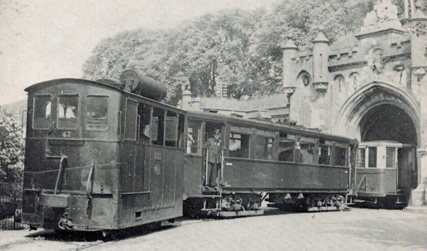 De tram komt de vesting Naarden uit.