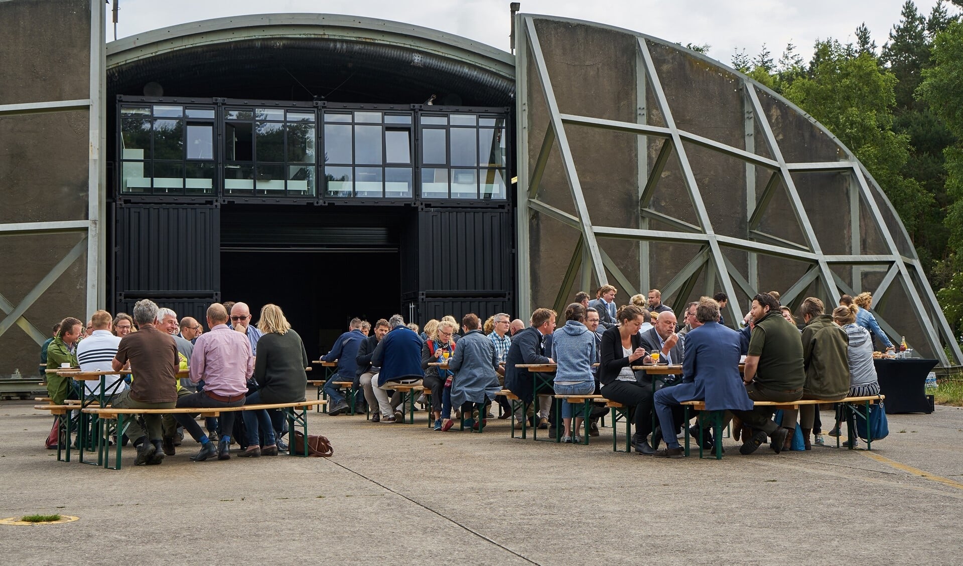 Bedrijfsvrienden van Utrechts Landschap ontmoeten elkaar tijdens een ontbijt op Park Vliegbasis Soesterberg