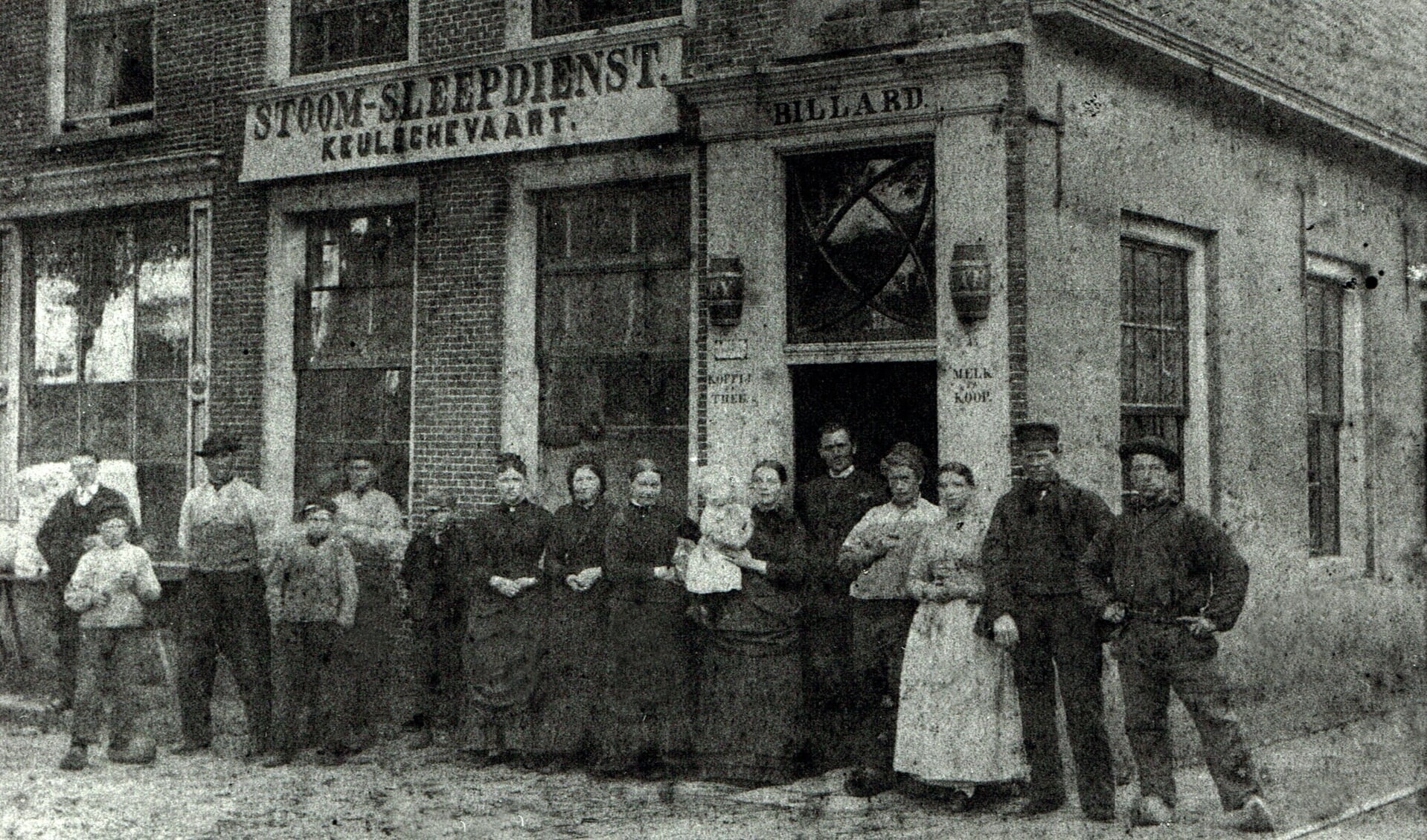 Het gezin Van Amelrooy voor De Gooyse Boer in 1884.