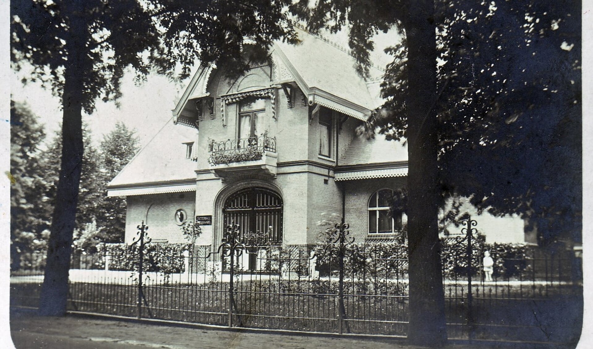 Het koetshuis in 1910. (archief Gooi &Vecht Historisch)

