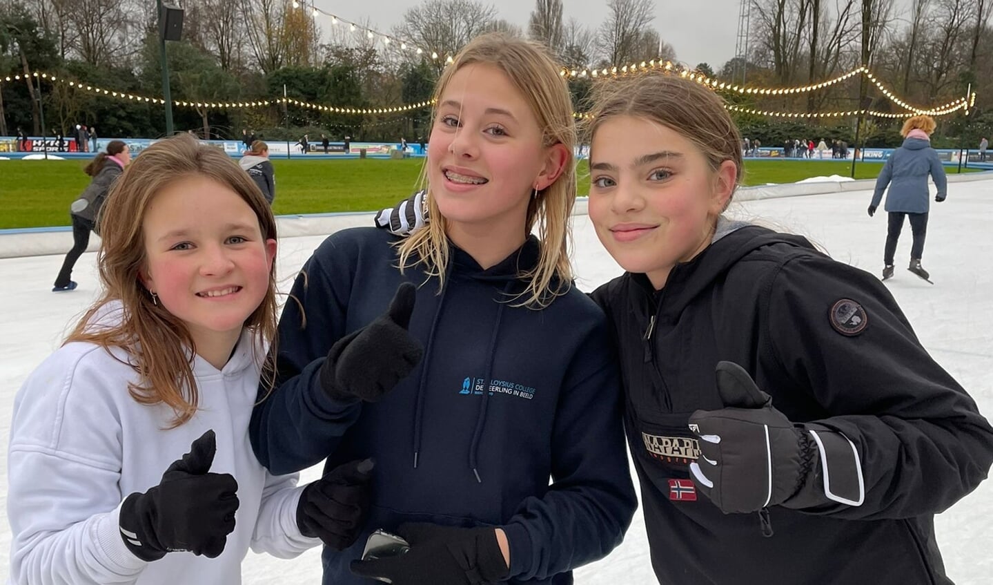 Van links naar rechts: Maruja, Yentle en Amy uit jaar 1 van het St. Aloysius College.